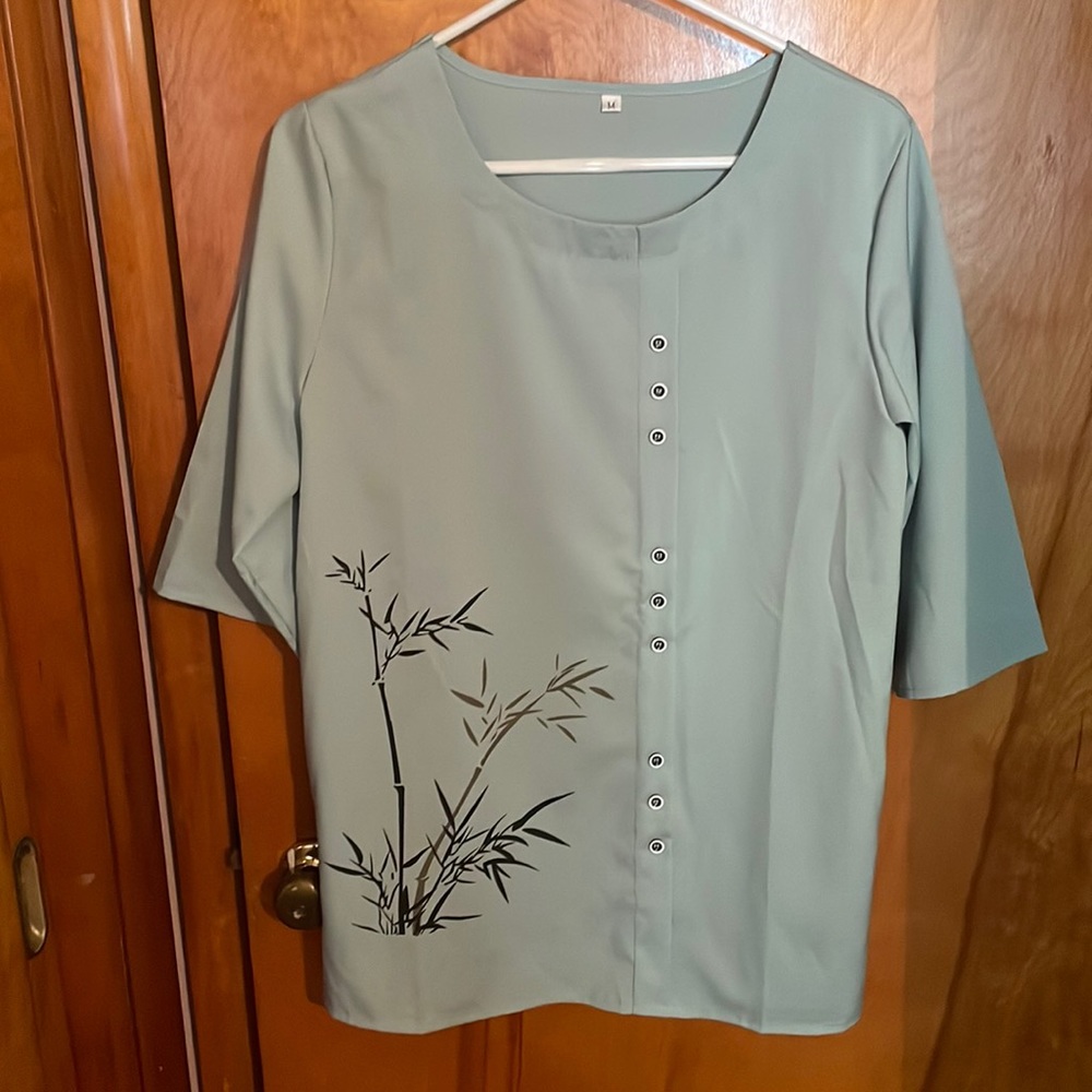 Women’s top. Size Medium, new. Never worn